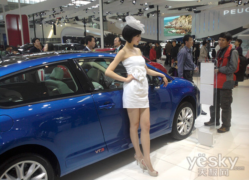 图为:雪铁龙展台 车模